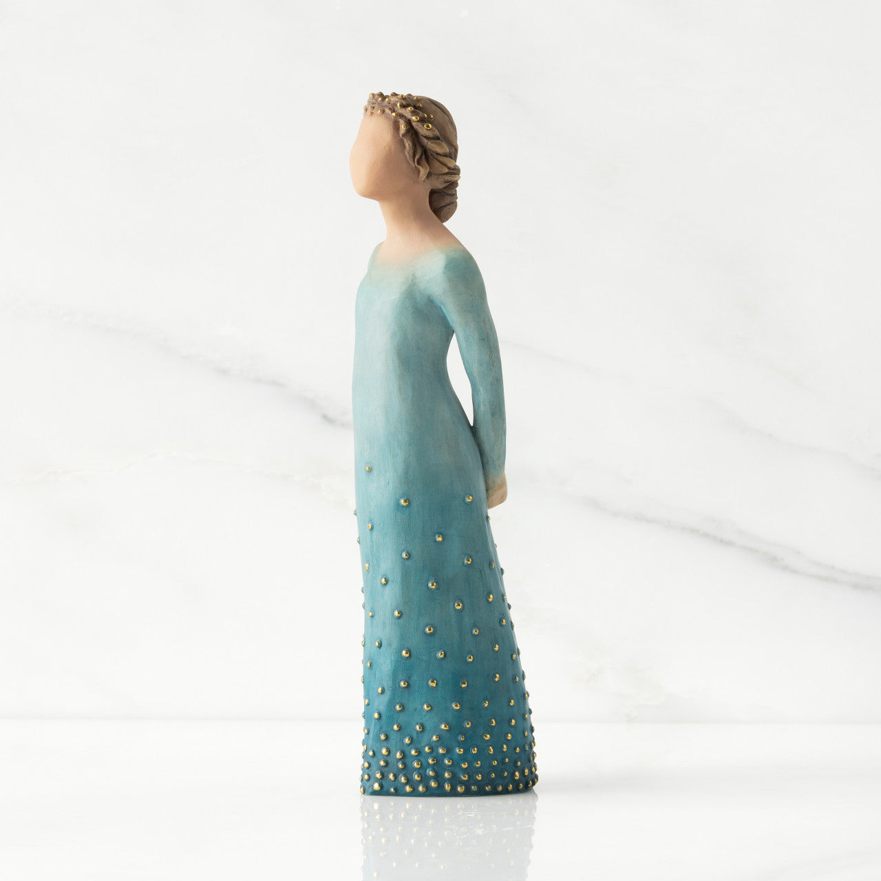 figurine 3/4 view