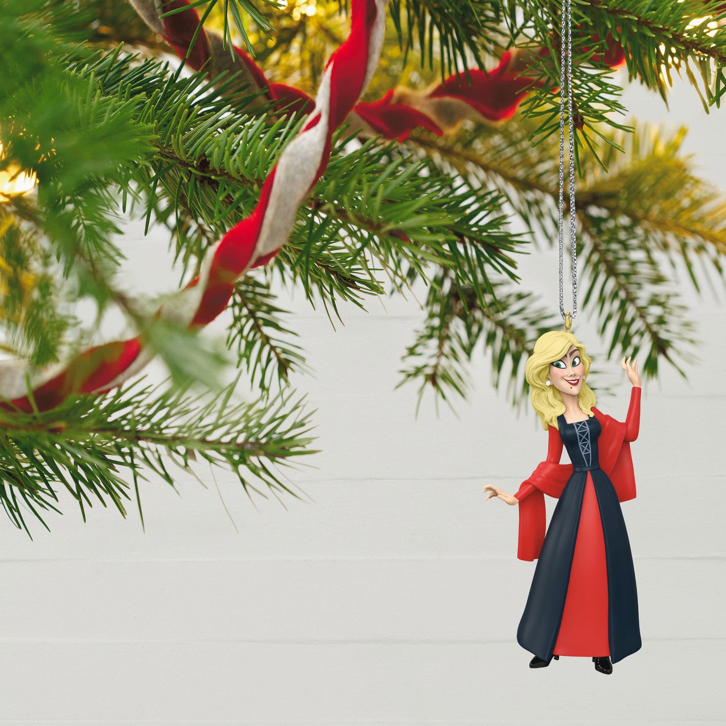 Disney Hocus Pocus Sarah Sanderson Ornament